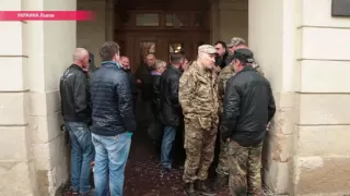 Деньги вместо земли: пикет военных под Ратушей Львова закончился сделкой с властями