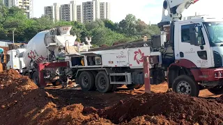 Lançamento de concreto bombeado.