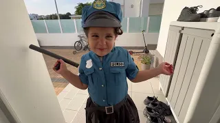 Amira joue à la police / kid Amira plays police