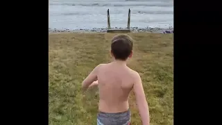 Kid does polar plunge in 34 degrees 🥶