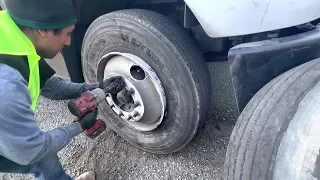 How to Change a Tire on a Freightliner Truck - Como Cambiar una Llanta a un Camión