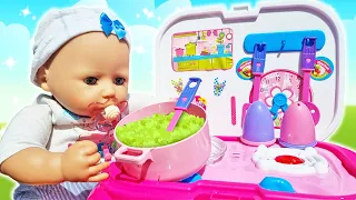 La bebé Annabelle prepara la Sopa para bebés . Videos de juguetes bebés para niñas pequeñas.
