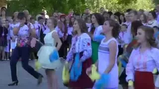 1 вересня_Буська СШ №1_танець випускників...(УКРАЇНА-ЄДИНА)