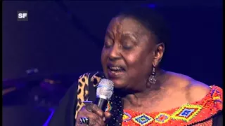 Miriam Makeba - Amampondo (feat. Lindelani Lee) (Live at AVO Session (Basel) Switzerland - 2006)