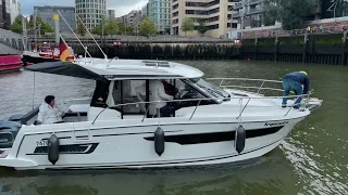 Jeanneau Merry Fisher 895 on water