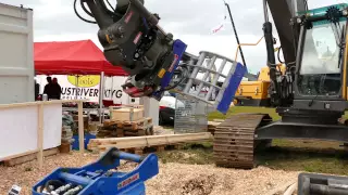 OilQuick quick coupler system Demo in 4K - Volvo EC250DL @ Load Up North 2014