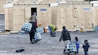 На півночі Франції мігрантів переселяють в облаштовані табори