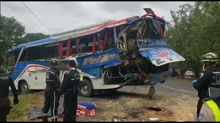 Choque de bus con tráiler deja dos muertos en la vía Durán-Boliche