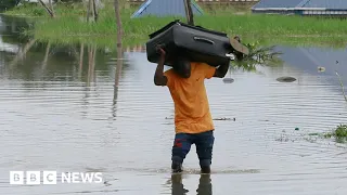 Nigeria floods leave more than 600 people dead - BBC News
