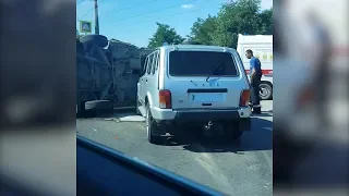 В Волгограде перевернулся автомобиль инкассаторов