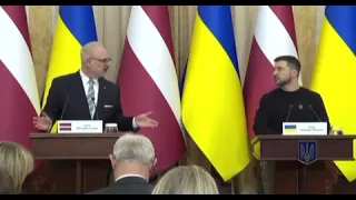 Зеленский смеётся  на Президентом  Латвии Левитс
