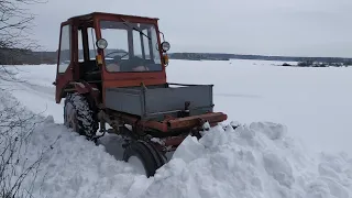 Самодельный ковш на тракторе Т-16 МГ .