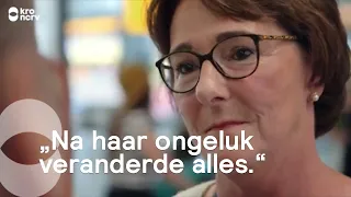 Een trotse moeder wacht op haar dochter  | Hello Goodbye