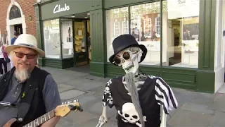 Rob Berry  & Skeleton Drummer - Live Music on the streets of Chichester - Götutónlist