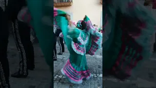 Desfile final del Festival Folclórico de los Pirineos: Baile del grupo mexicano.