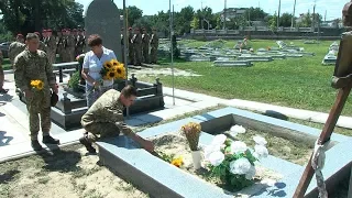 На військовому кладовищі вшанували пам’ять воїнів-десантників, які загинули на сході України