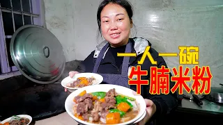 婆婆不在家，看看兒媳煮什麼當晚飯，一人一碗吃得香 | The beef and noodles were delicious together! The kids loved it!