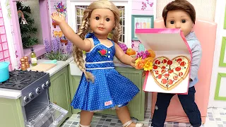 Play Dolls makes pizza for a friend!
