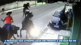 Motorista tem mal súbito e atropela pedestres e cavalos na calçada