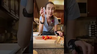 Two tomato cutting hacks! #tomato #knifeskills #cookinghack #cooking #hack