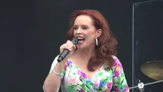 Sheena Easton "Telephone (Long Distant Love Affair)" in 4k at New York State Fair