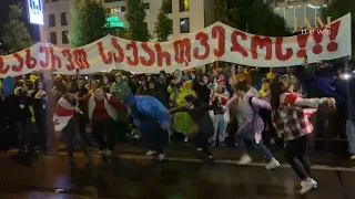 Грузинский танец Хоруми под дождем на улице в Тбилиси: НЕТ закону об "иностранных агентах"