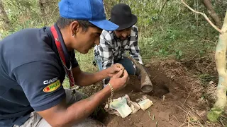 ELES ENCONTRAM JOIAS E UMA GRANDE FORTUNA EM DINHEIRO ENTERRADO