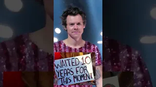 Harry styles reading fans sign ( waited 10 Years for this moment)