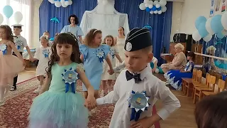 Танец будущих моряков в д/о.г. Берёза.
