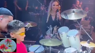 Menino da um show na bateria na banda da Solange Almeida