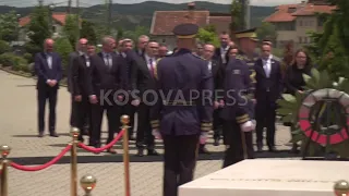 Kryeministri Hoti bën homazhe te varri i ish-presidentit Rugova