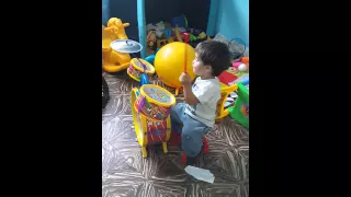 Niño tocando la bateria