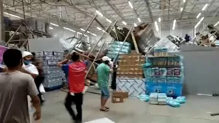 Prateleiras  desabam e atingem clientes em supermercado