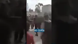 На похоронах из гроба постучали