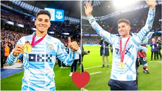 Julian Alvarez was given a standing ovation at Etihad Stadium with his Medal after Winning World Cup