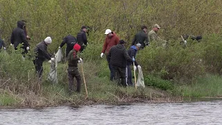 Спортсмены и деятели культуры очистили территорию реки Карасу
