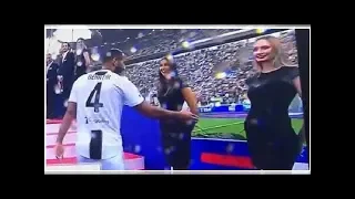 Gaffe Benatia alla festa scudetto, l'hostess non ricambia il saluto! [VIDEO]