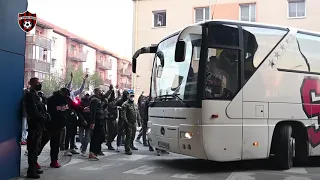 PO DERBY: Príchod autobusu do Trnavy a vítanie fanúšikov