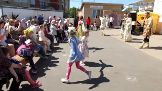 Конфетки-бараночки, словно лебеди-саночки...