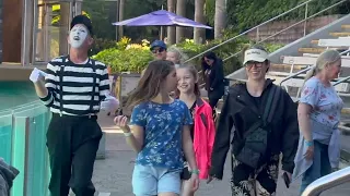 Mime LYNN Making Everyone Laugh at SeaWorld Orlando