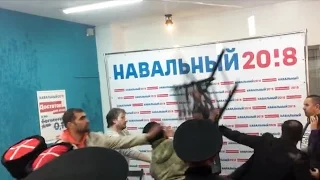 Люди в казачьей форме напали на штаб Навального | НОВОСТИ