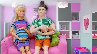 O quarto para o bebê! Novelinha de Barbie grávida e sua família. Para meninas em português