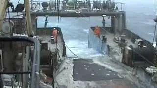 Батм в шторм, выборка трала. Fish trawler, hard job.