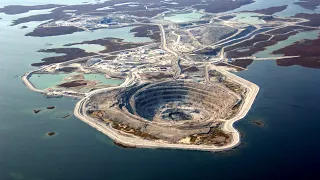 Почему вода не заливает алмазный рудник «Дьявик» посреди озера? Необычные рудники и карьеры планеты.