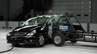 2009 Mercedes-Benz R-Class side IIHS crash test