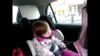 Vlada спит в машине
