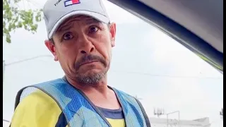 Man cleans windshield becomes a millionaire thanks to his honesty 😭