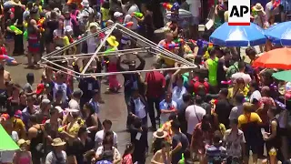 Thais hold water fight to celebrate Songkran festival