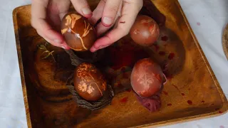 How to naturally dye easter eggs