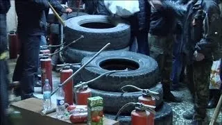 Ночь в Донецкой ОГА: сепаратисты разложили шины и готовят референдум